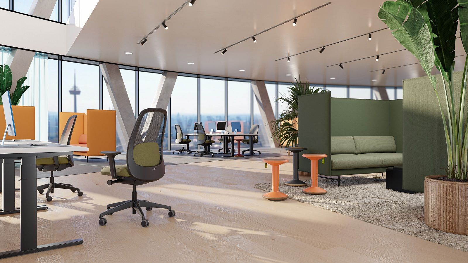 Moderner Büroraum mit Interstuhl ECO UP Sitzhocker in Orange, ergonomische Bürostühle und Lounge-Bereich.