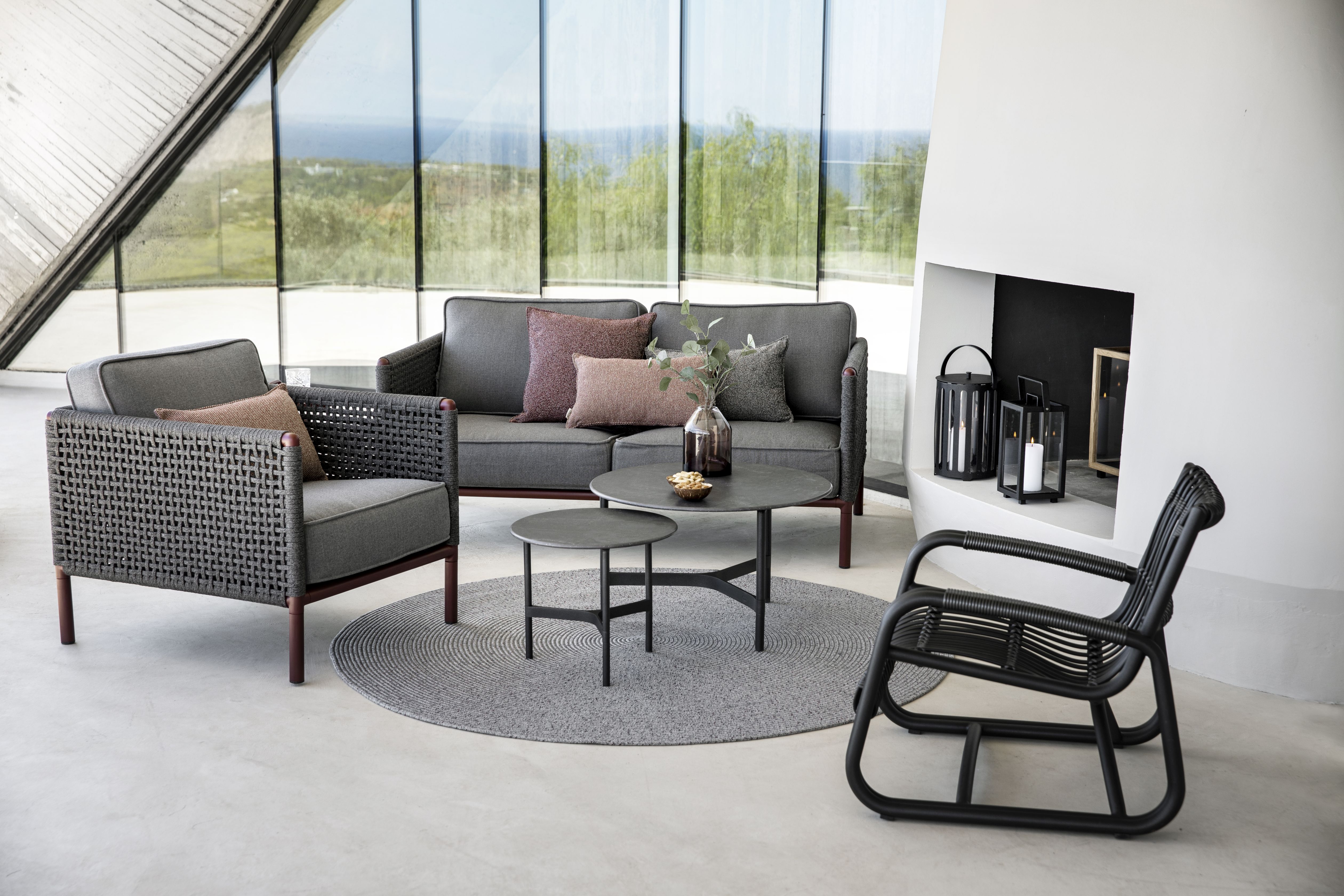 Encore Loungesessel von Cane-Line mit AirTouch Kissen, grauer Outdoor Sessel mit Geflecht und Kissen.