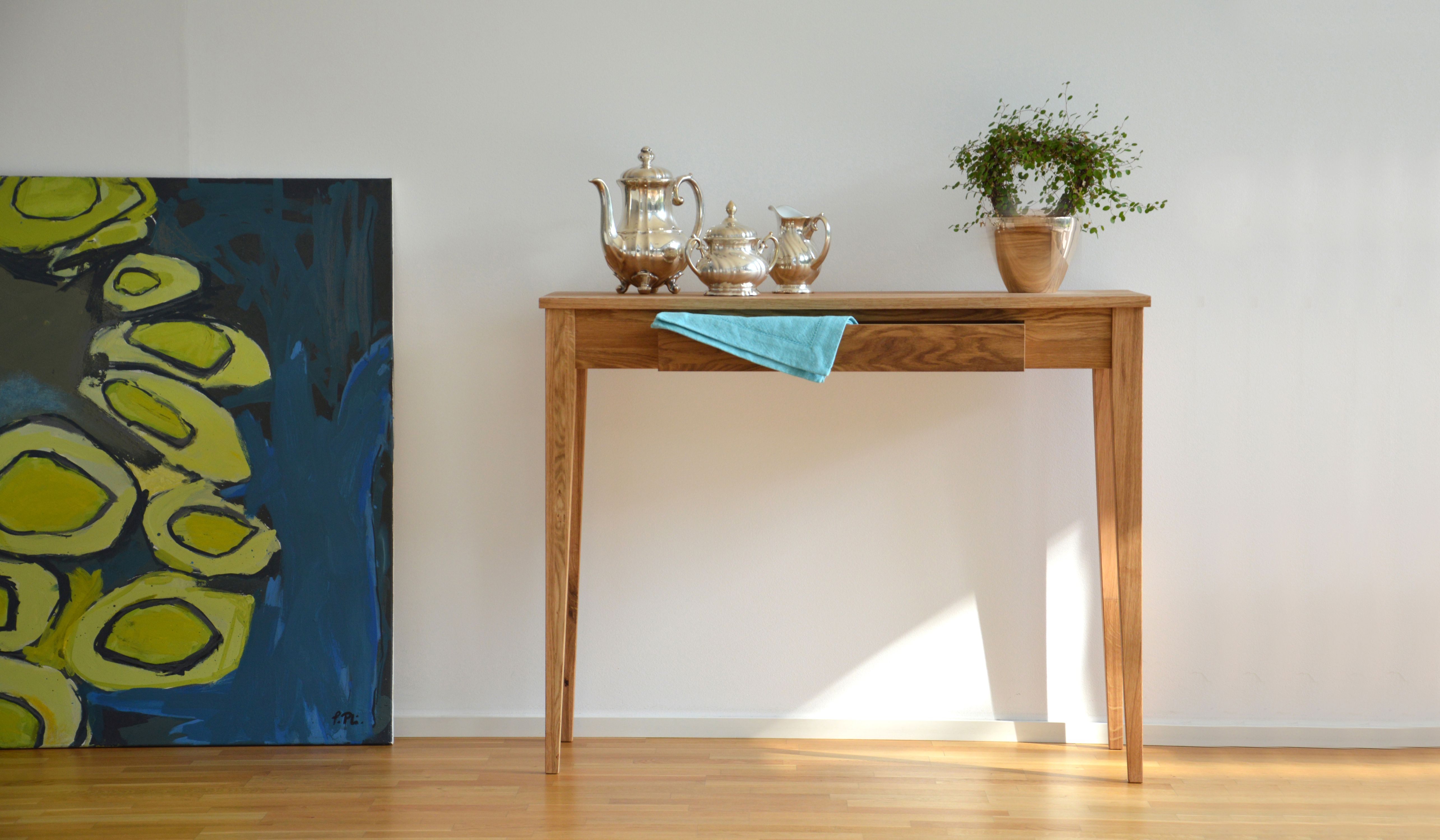 Bonny Beistelltisch von Jan Kurtz aus Holz mit Schublade, Teekanne und Pflanze.