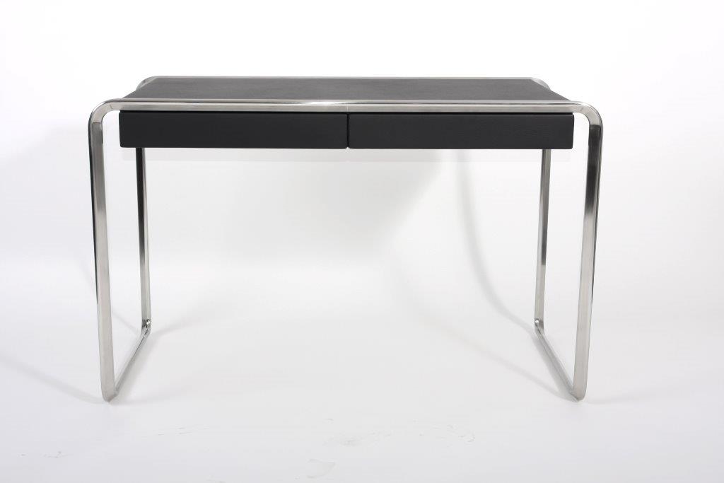 K2D Schreibtisch von Tecta: Moderner Bürotisch mit schwarzer Tischplatte und verchromtem Stahlrohrgestell.