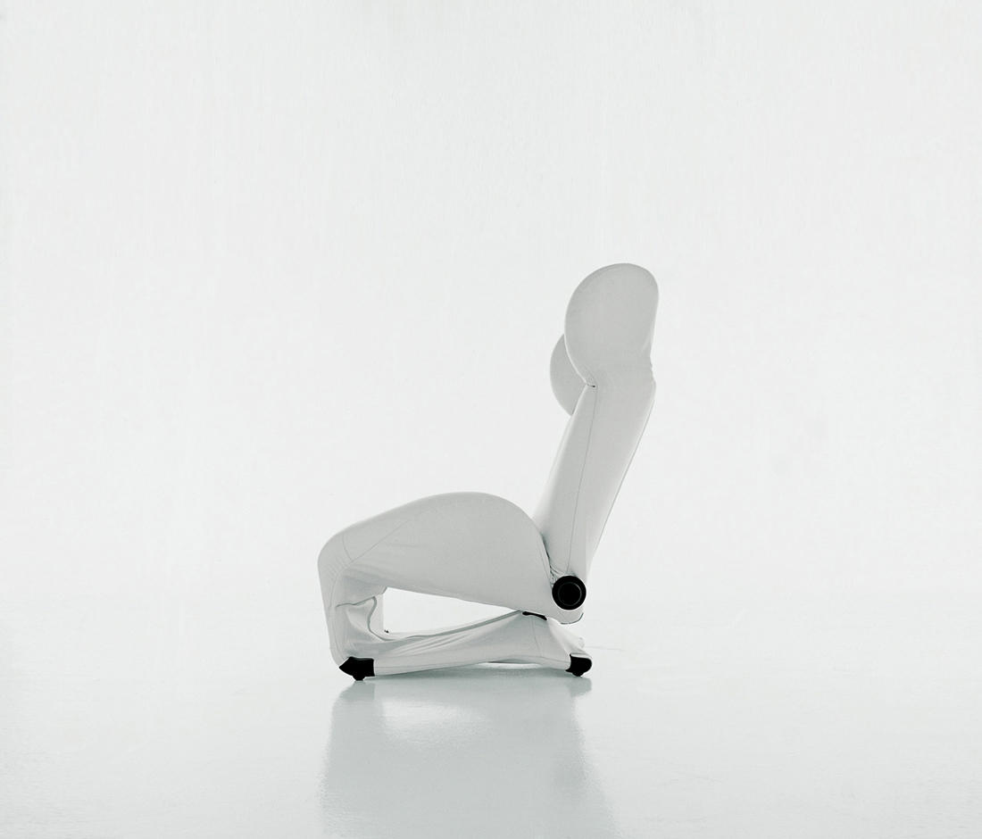 Weißer 111 Wink Sessel von Cassina, Seitenansicht. Design Sessel für modernes Wohnen.