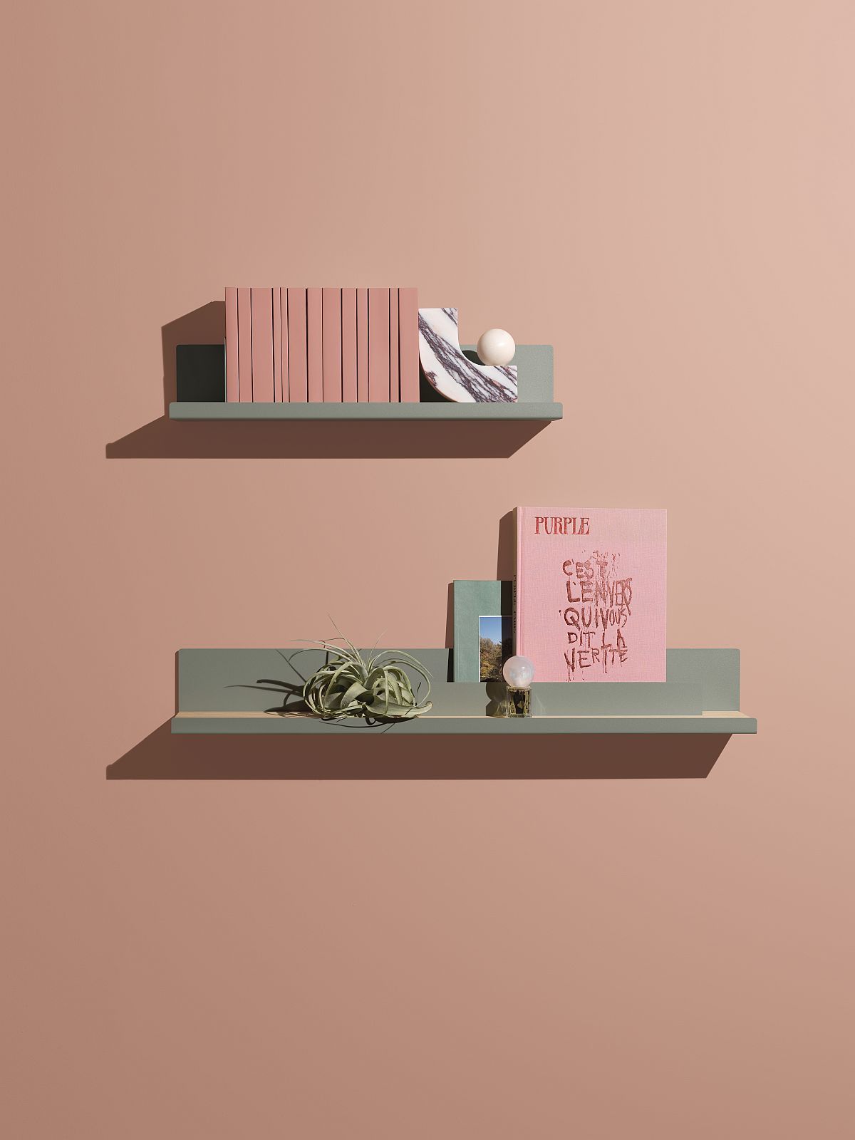Zwei graugrüne Edit Shelf Regale von Mizetto an einer rosa Wand mit Dekoration.