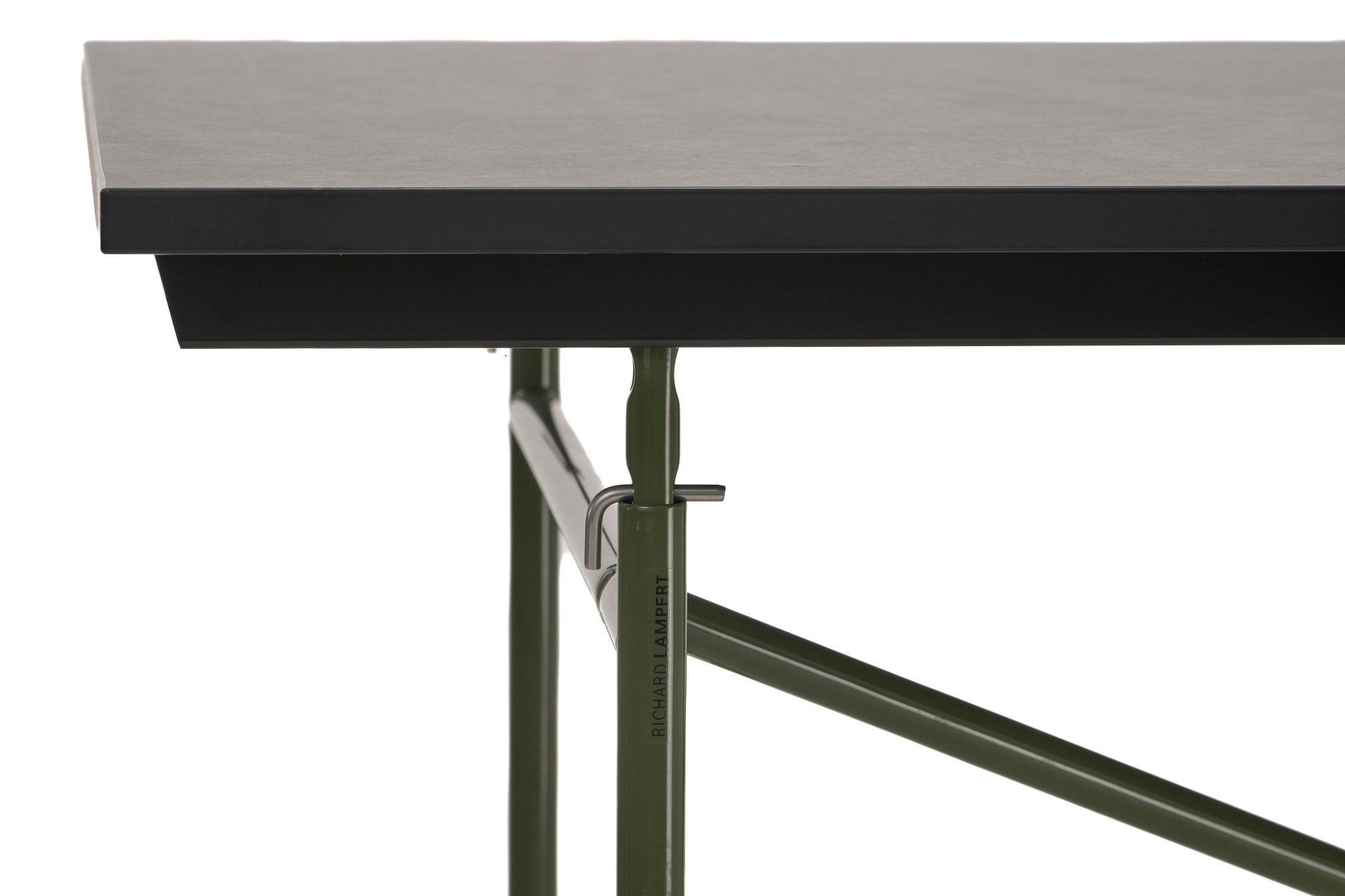 Detailaufnahme: Richard Lampert Eiermann Tischgestell mit schwarzer Tischplatte und grünen Plattenträgern.
