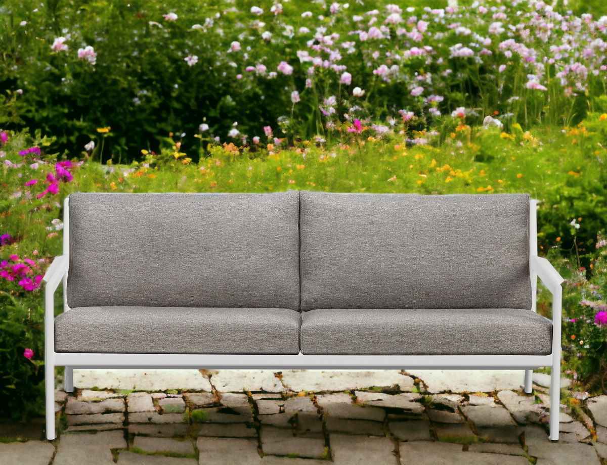 Ethnicraft Jack Outdoor Sofa: 2-Sitzer Gartensofa mit weißem Aluminiumrahmen und grauen Polstern.