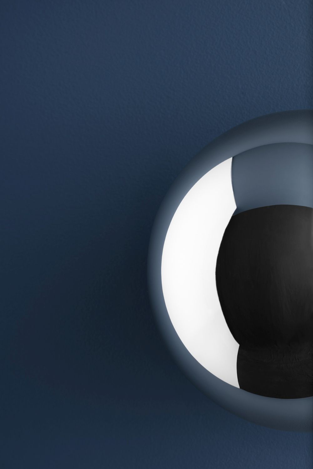 Detailaufnahme der runden Catellani & Smith Wandleuchte Sfera in Weiß und Schwarz.