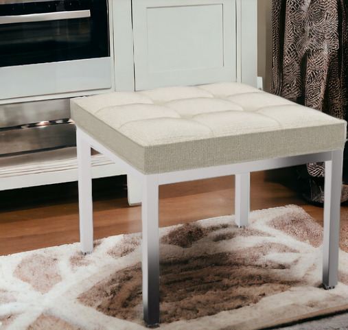 Quadratischer Hocker mit beigem, gestepptem Sitzpolster und silberfarbenem Gestell. Relax Florence Hocker.