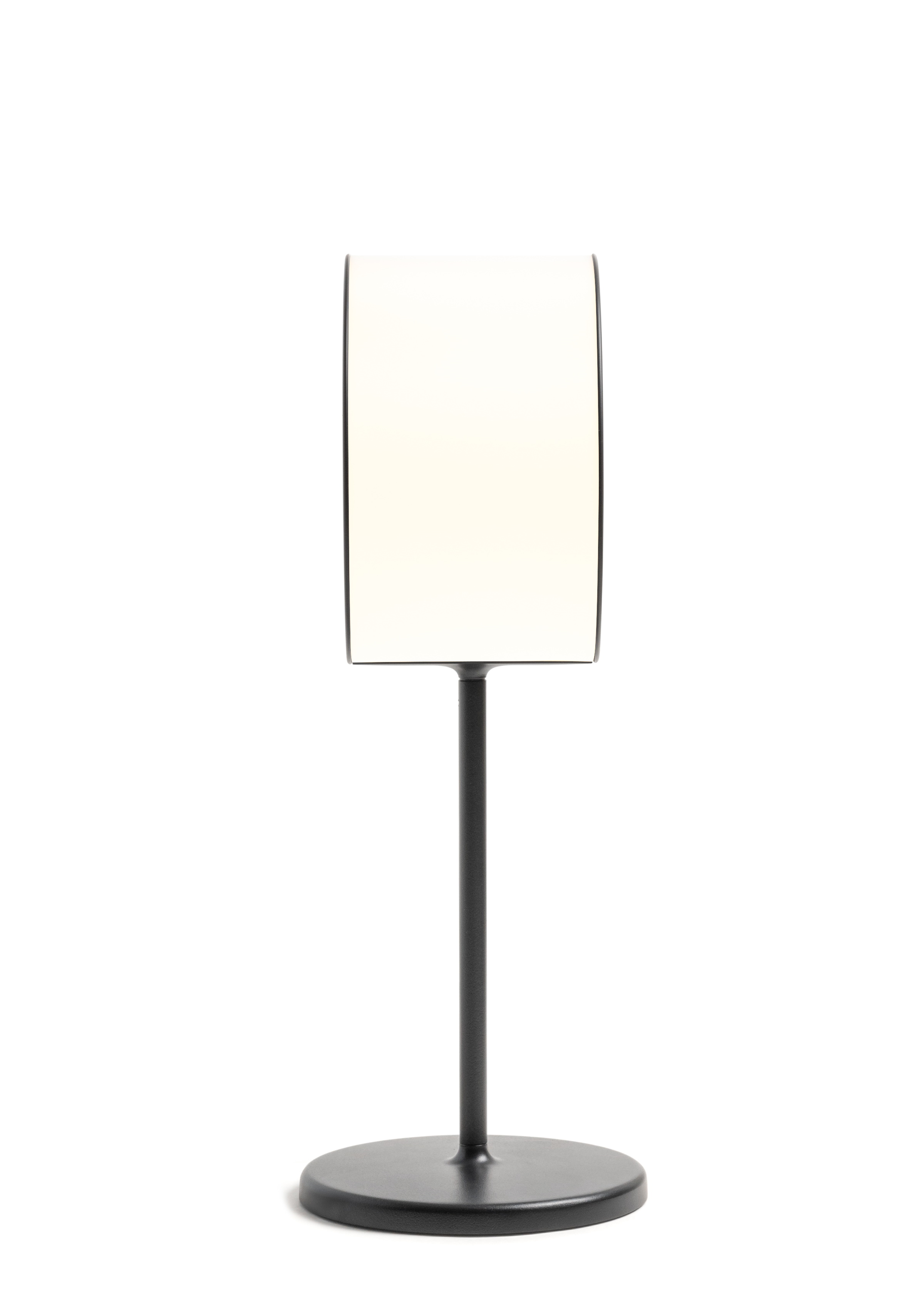 Lost Tischleuchte von Magis, moderne Lampe mit rechteckigem Schirm und schwarzem Fuß.