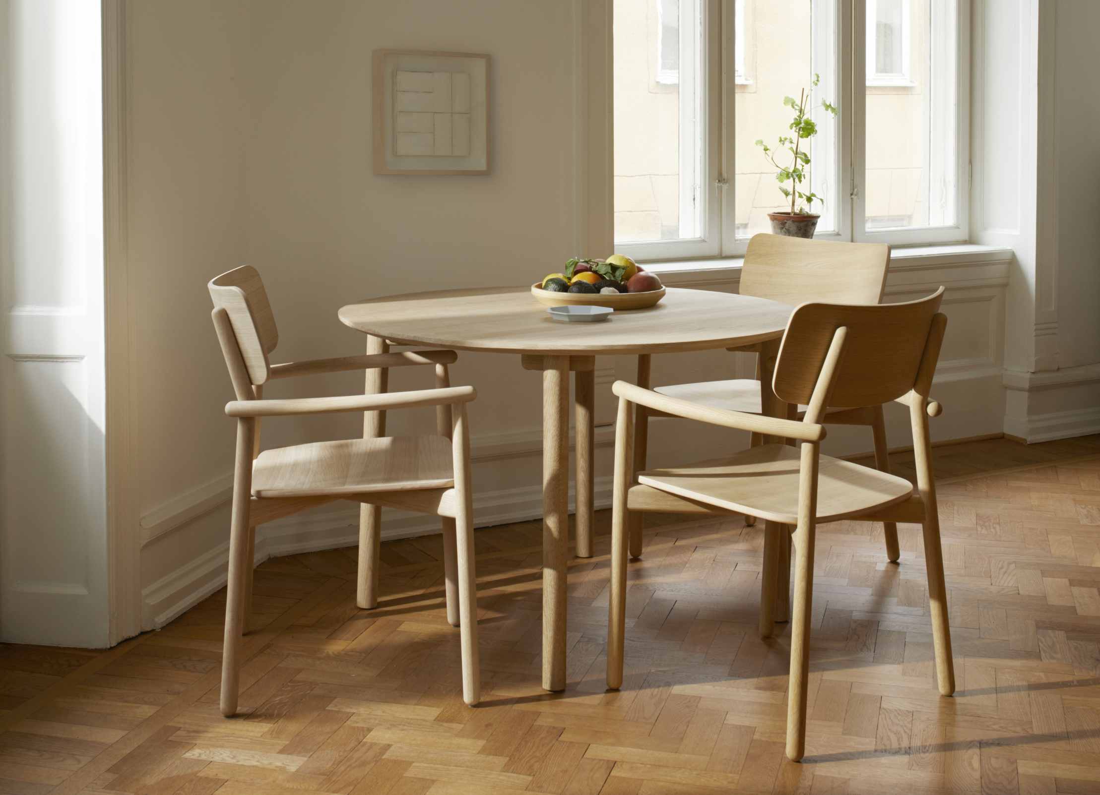 Runder Hven Tisch von Skagerak by Fritz Hansen aus geölter Eiche mit passenden Holzstühlen.