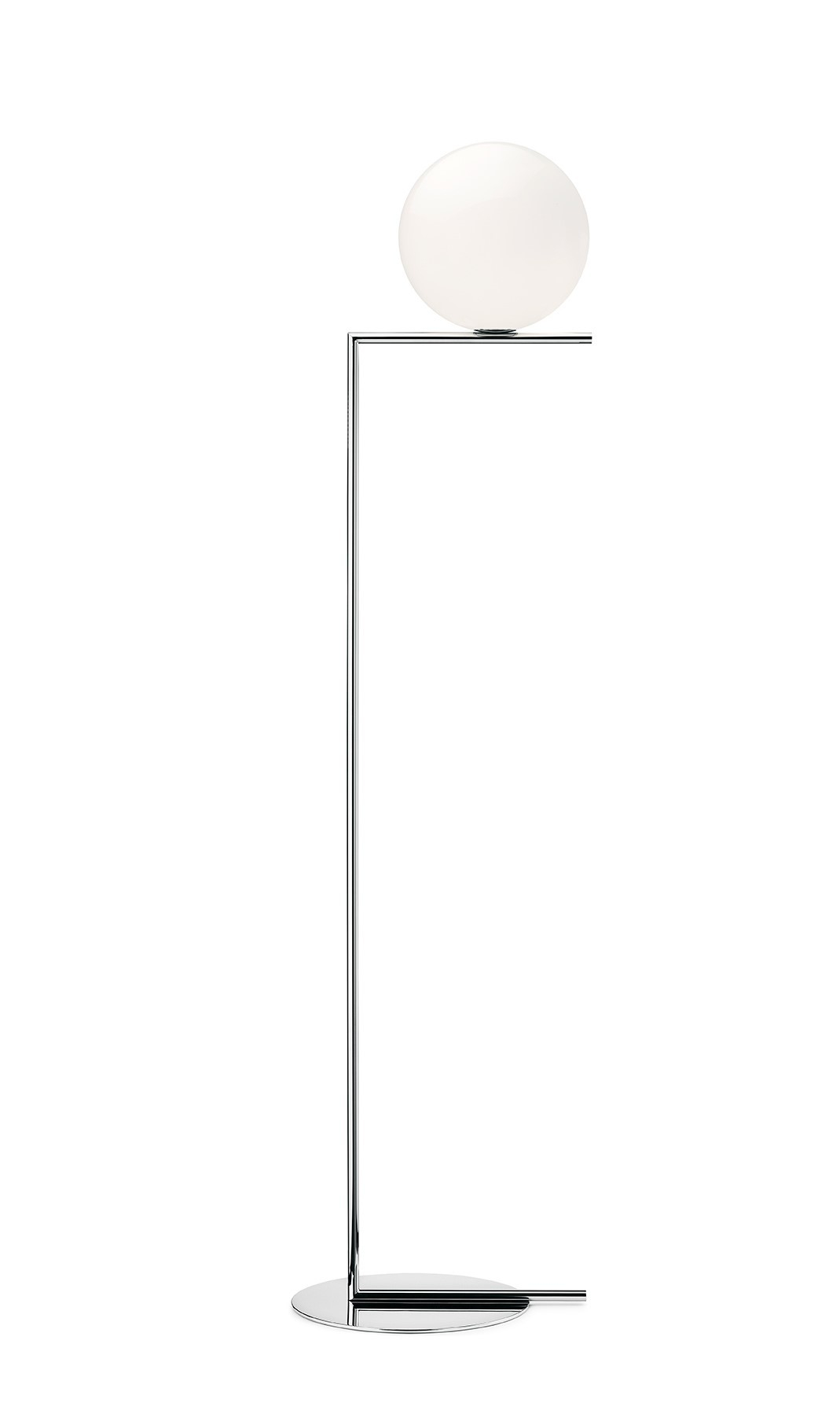 IC Lights Stehleuchte von Flos in Chrom mit weißem, kugelförmigem Diffusor.
