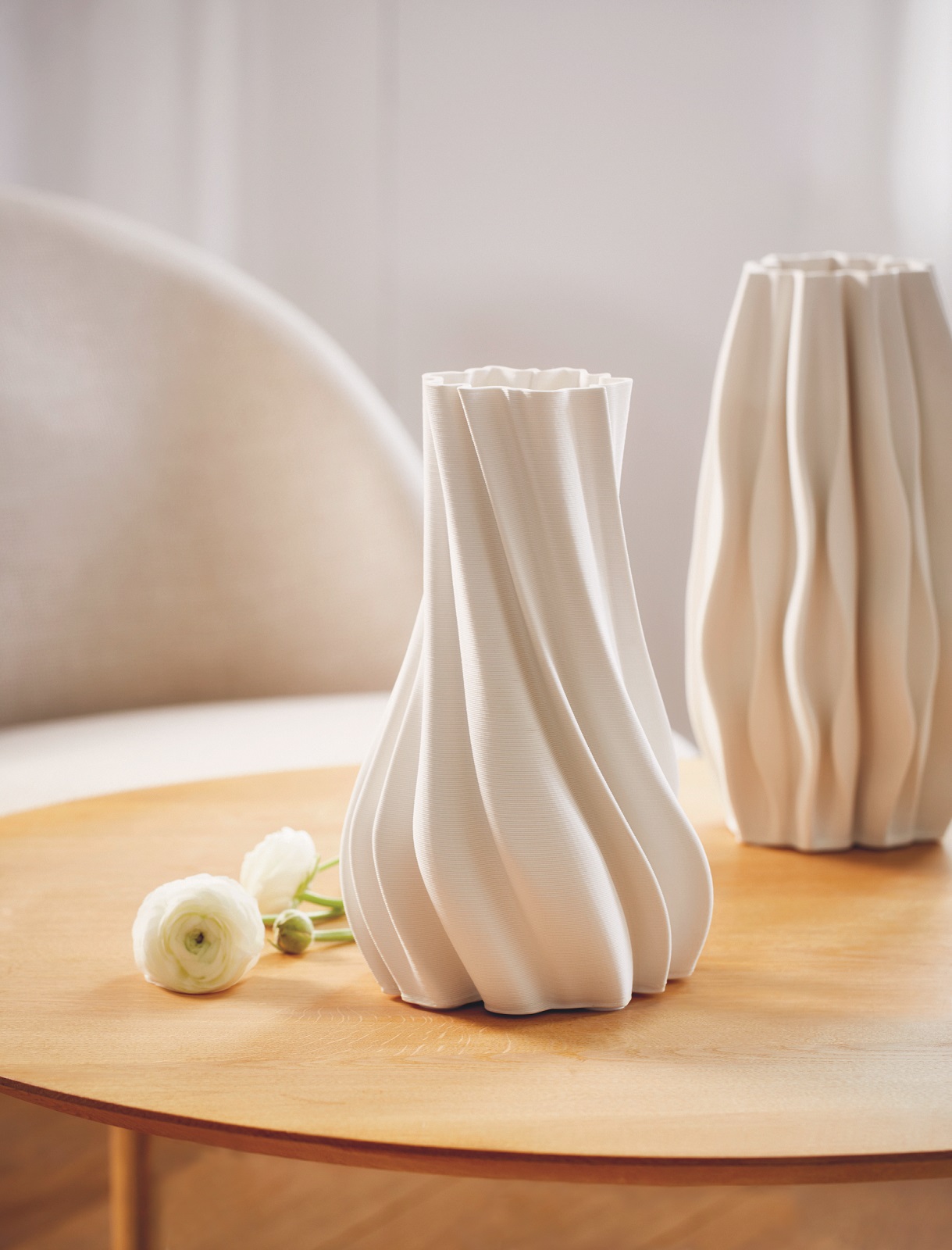 Weiße FRAPPE Vase von Philippi aus Keramik mit gedrehtem Design und Blumen.