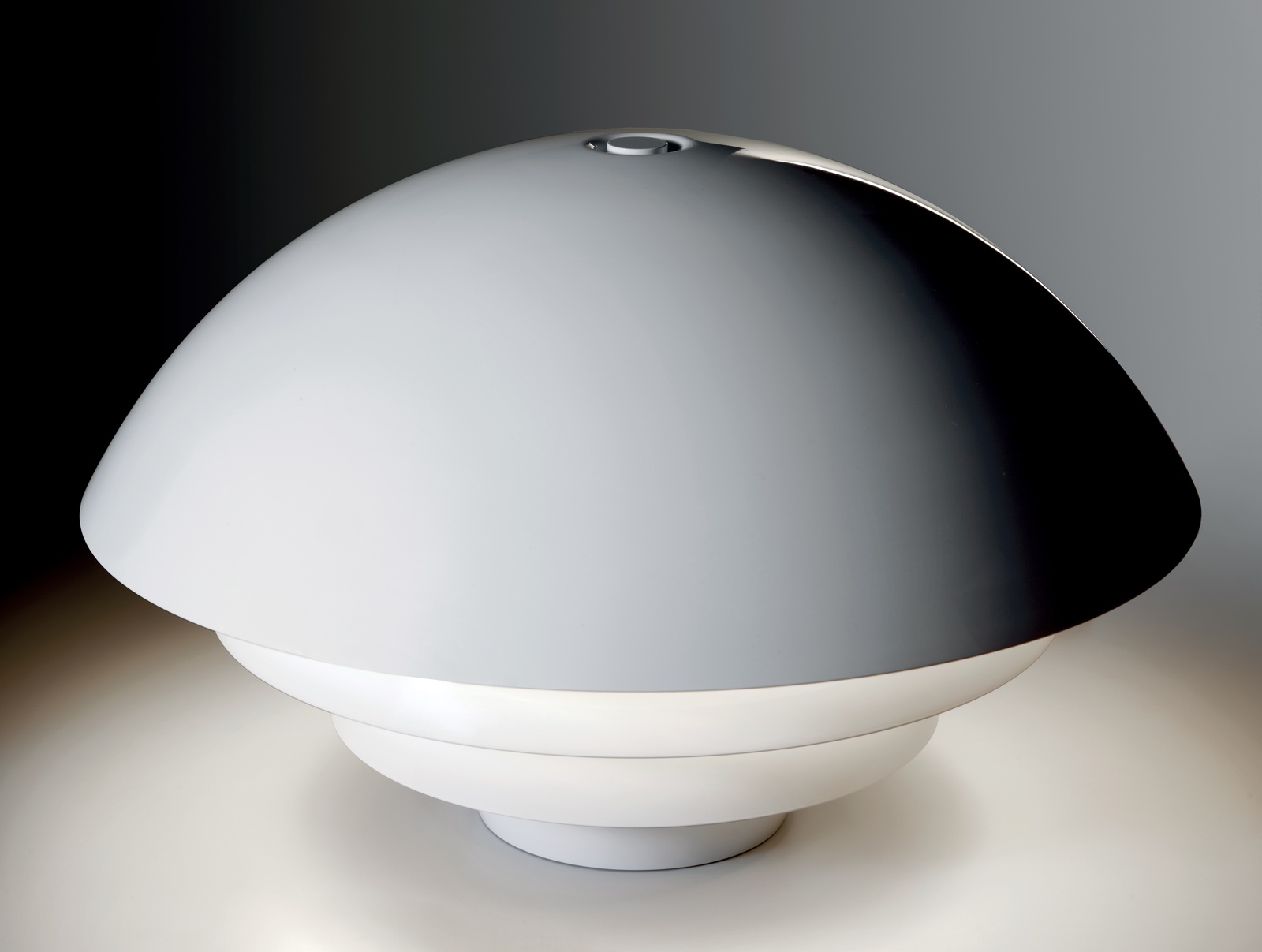 Nahaufnahme der modernen Visiere Tischleuchte von Martinelli Luce in Weiß, Pilzdesign für Nachttisch und Wohnzimmer.