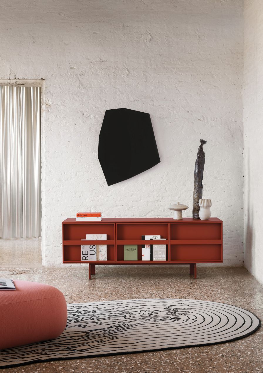 Rotes Sideboard "Ramblas" von Miniforms mit Büchern und Dekoration im modernen Wohnzimmer.