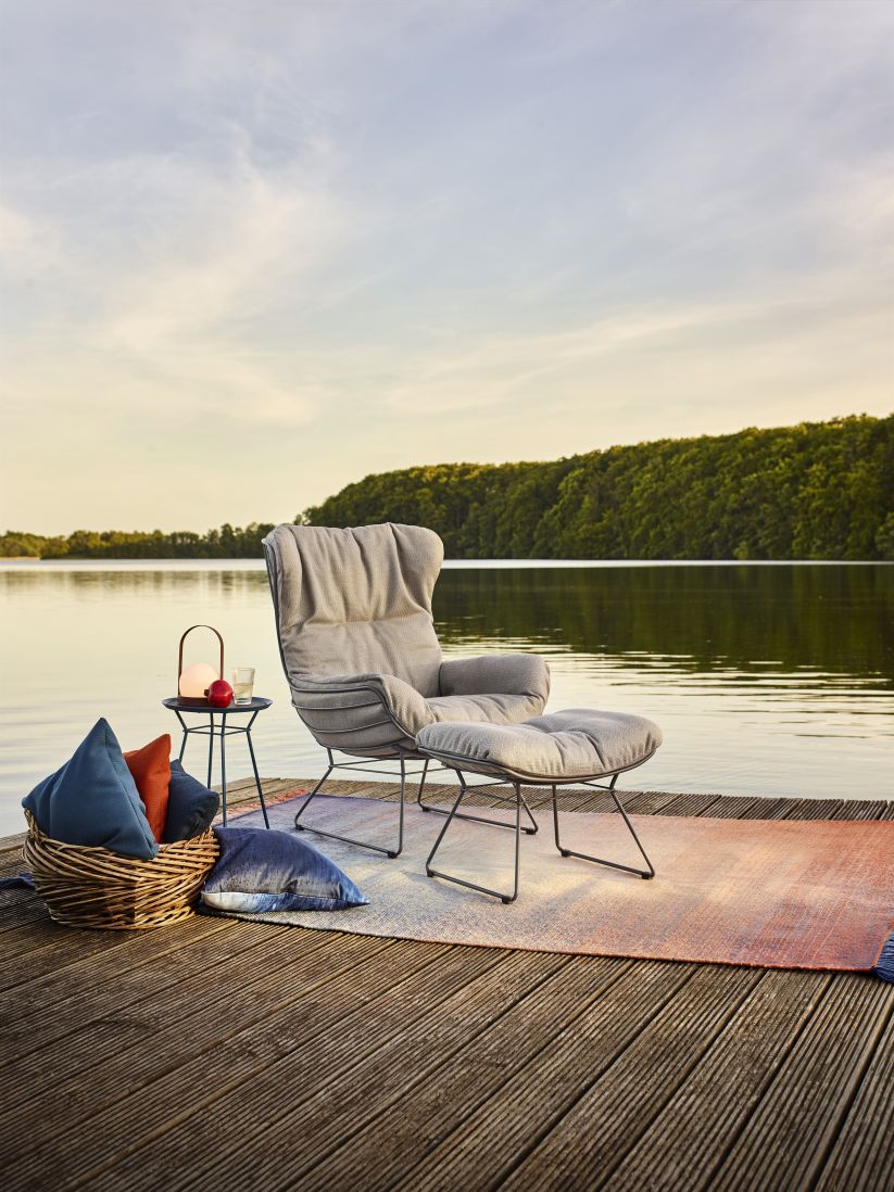 Leyasol Outdoor Sessel mit Hocker von Freifrau Manufaktur auf Holzsteg am See.
