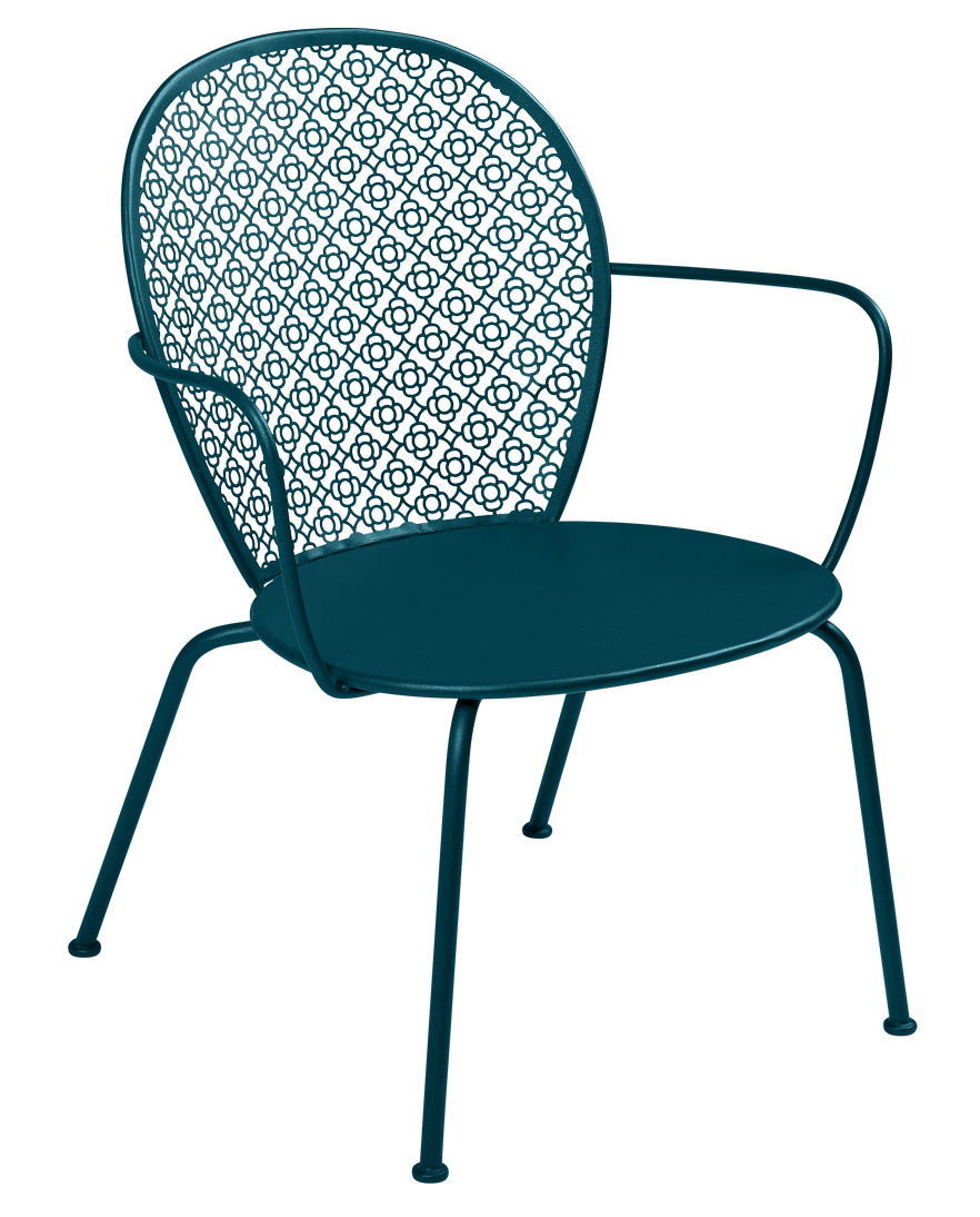 Türkisfarbener Lorette Sessel von Fermob für den Außenbereich mit filigranem Rückenmuster. Gartenmöbel für Terrasse und Balkon.