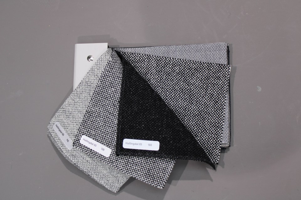 Stoffmuster Sample Grautöne von Hay: Verschiedene Grautöne und Texturen für Möbelstoffe und Polster.