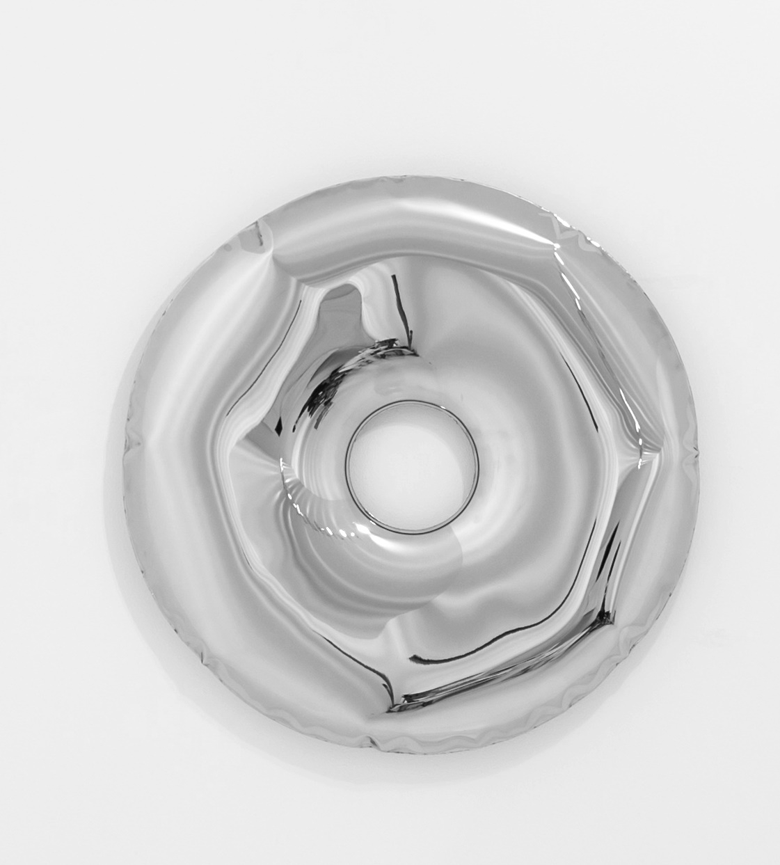 Silberner Rondo Spiegel von Zieta mit runder Form und zentraler Öffnung. Design Spiegel.