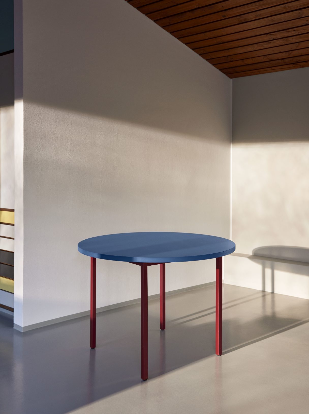 Blauer Hay Two Colour Table Tisch mit roten Beinen im minimalistischen Interieur.