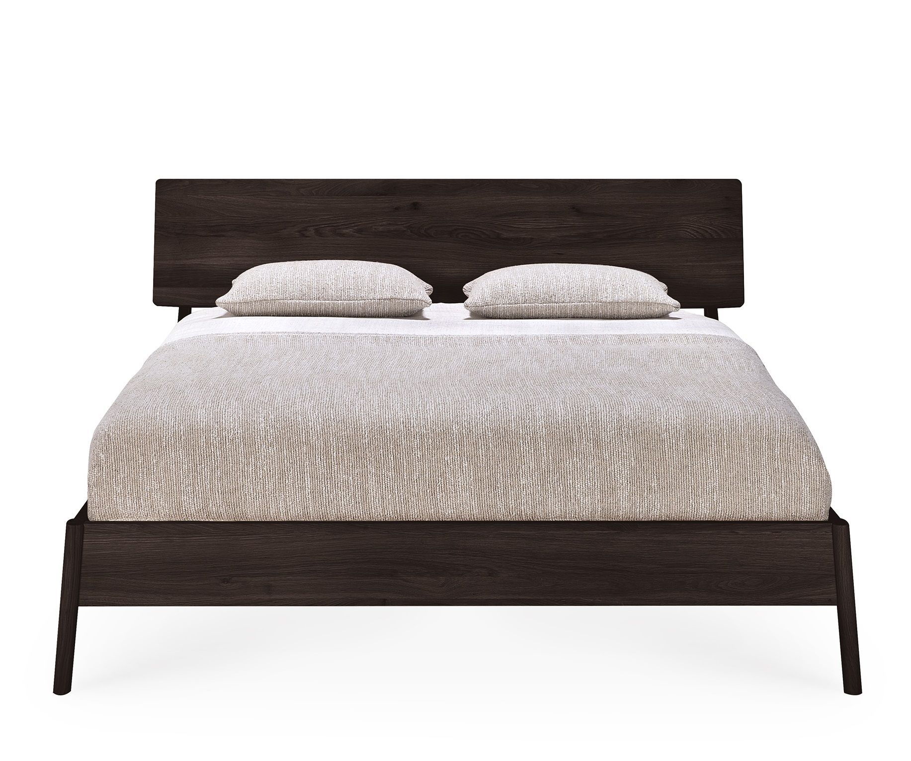 Air Bett aus braunem Eichenholz von Ethnicraft mit Bettwäsche und Kissen, Frontansicht.