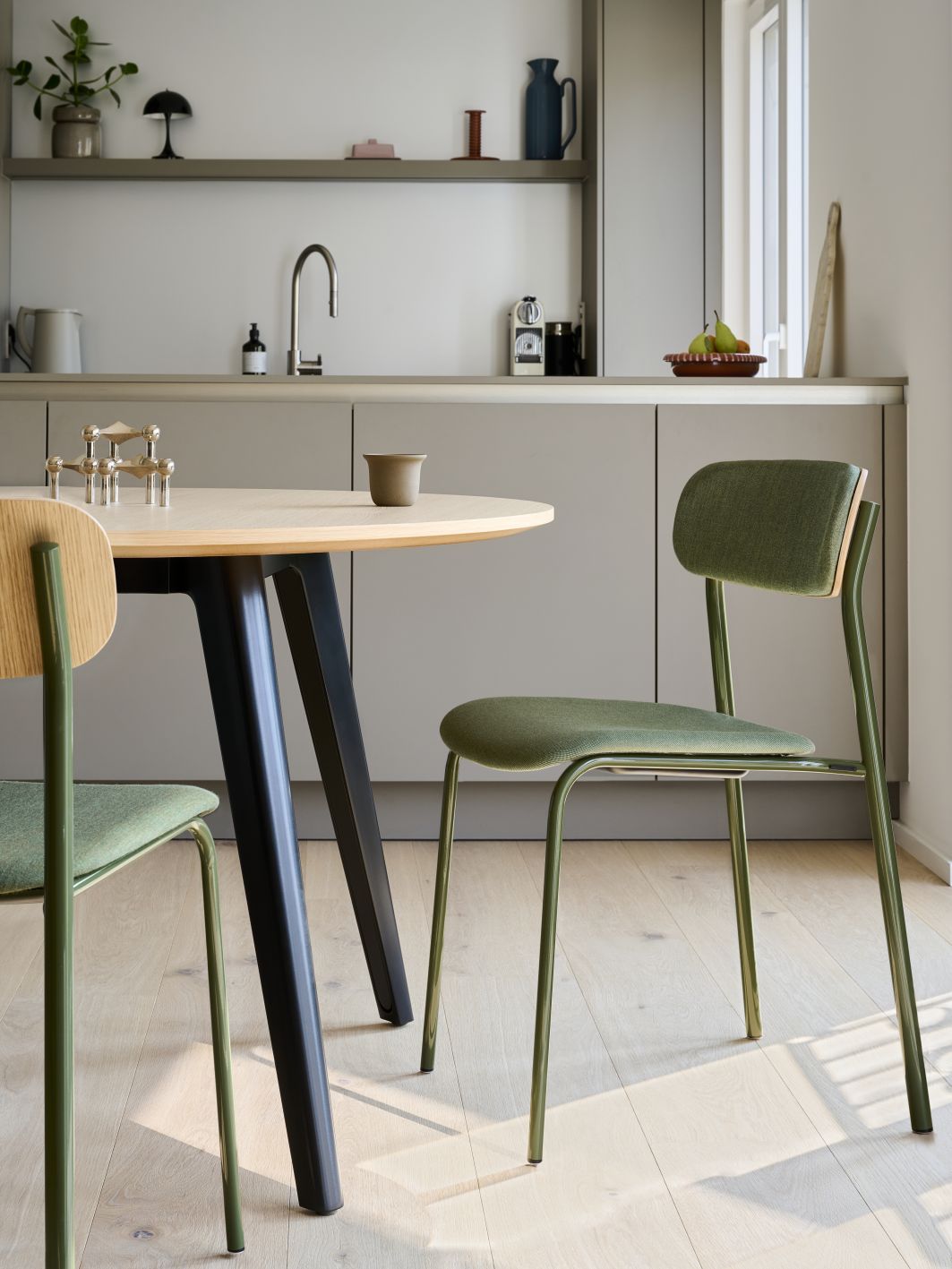 S 243 PV Thonet Stuhl: Stahlrohrstuhl mit grüner Polsterung für Sitz und Rückenlehne.