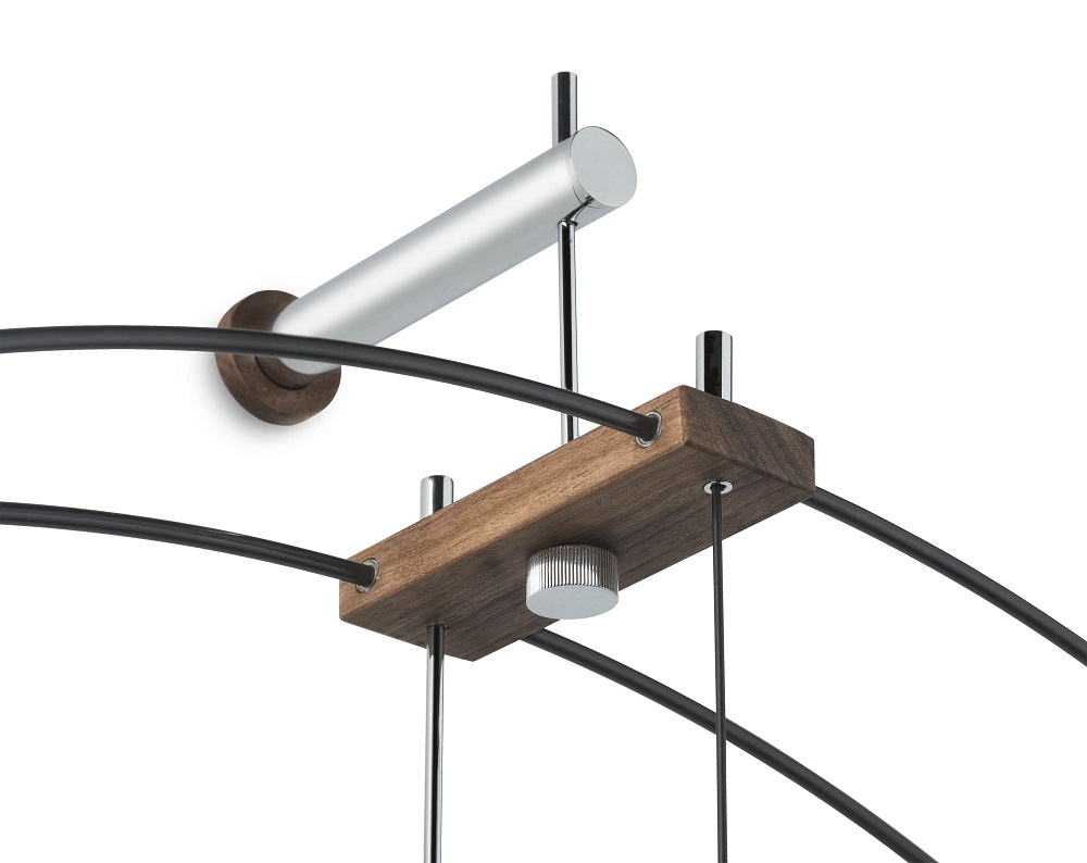 Detailaufnahme der Barcelona Clock Wanduhr von nomon mit Holz, Chrom und schwarzen Elementen.