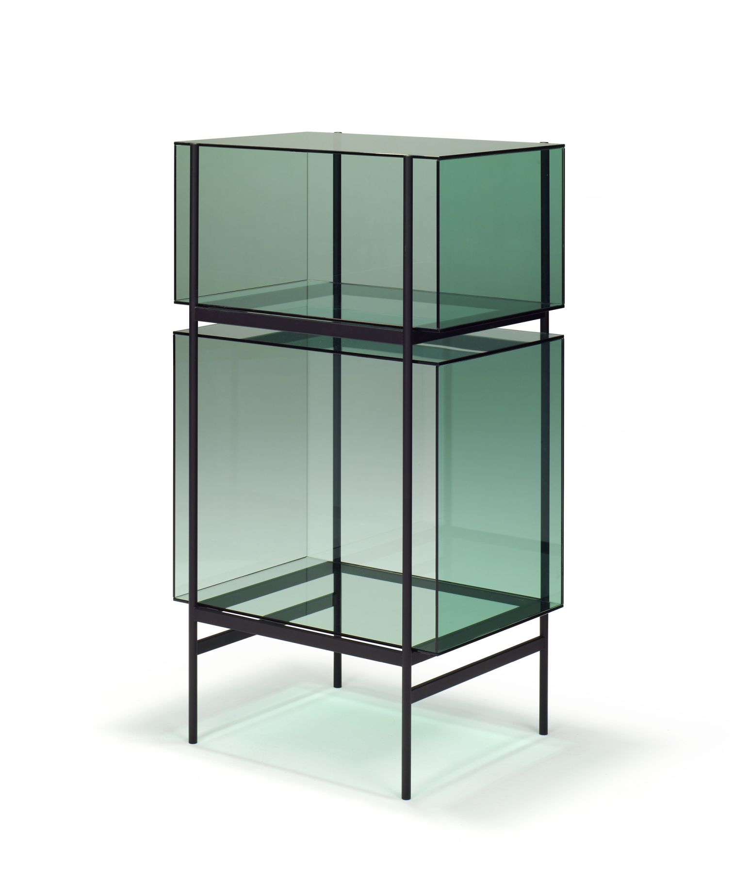 Lyn Regal von Pulpo: Kleines, modernes Glasregal mit schwarzem Metallrahmen für Wohnzimmer und Büro.