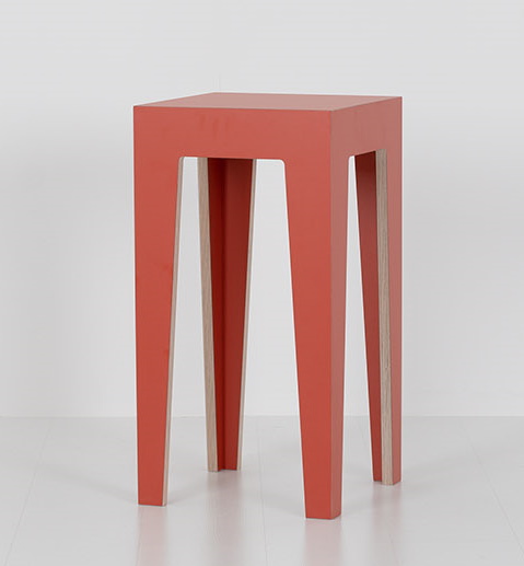 Roter HUGO Barhocker: Moderner Hocker aus Holz, ideal für Küche und Bar.