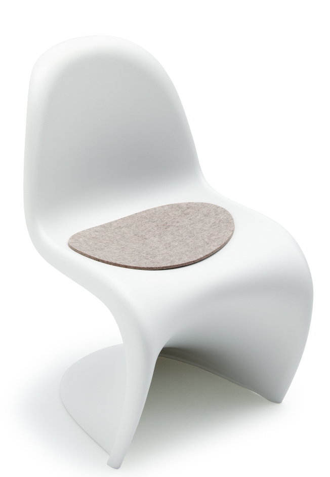 Helle, melierte Hey Sign Filz Sitzauflage für Panton Junior Stuhl auf weißem Stuhl.