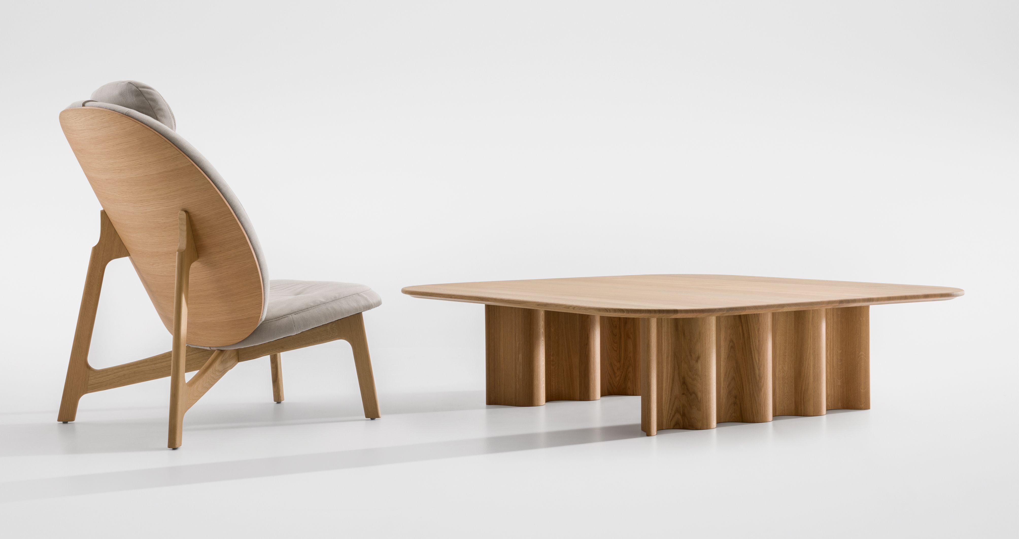 Curtain Couchtisch aus massivem Eichenholz, rechteckig, mit gerundeten Kanten und passendem Sessel.