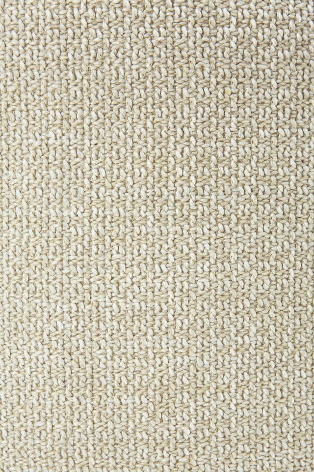 Detailaufnahme des beigen Stoffbezugs vom Donut Outdoor Sitzhocker XL von Ethnicraft.