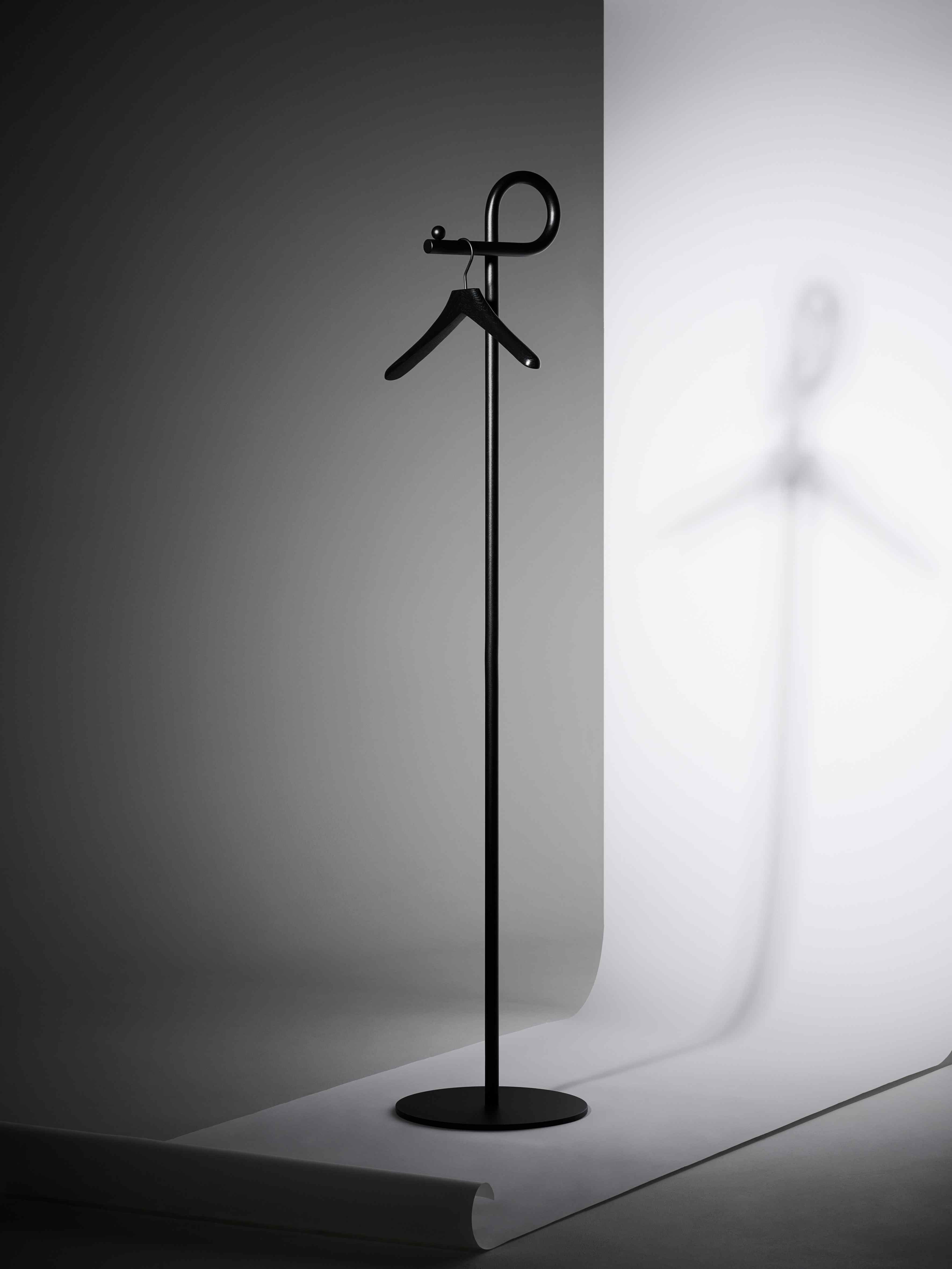 Schwarzer Schönbuch Slinga Garderobenständer mit Kleiderbügel vor grau-weißem Hintergrund, modernes Design für Flur und Diele.