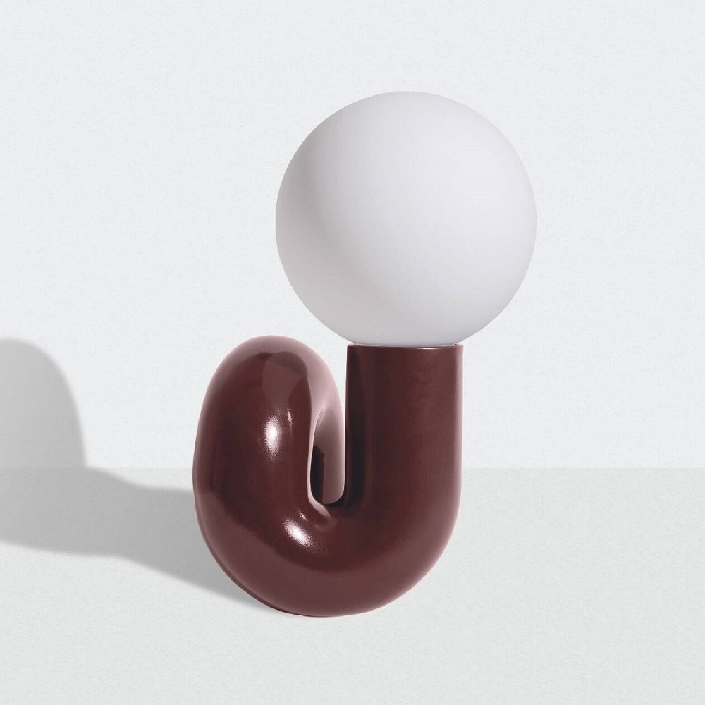 Neotenic Tischleuchte groß von Petite Friture: Moderne Lampe mit braunem Fuß und weißem Schirm.