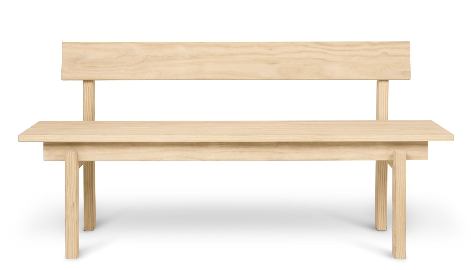 Helle Holzbank mit Rückenlehne, Peka Bank von Ferm Living, skandinavisches Design für Garten und Terrasse.