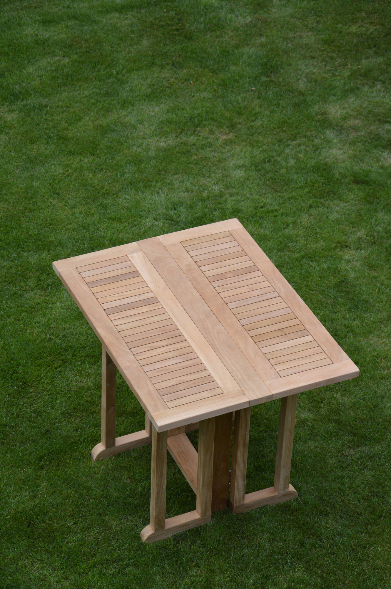 City Klapptisch Natur von Jan Kurtz: Quadratischer Holztisch für Balkon und Terrasse auf Rasen.