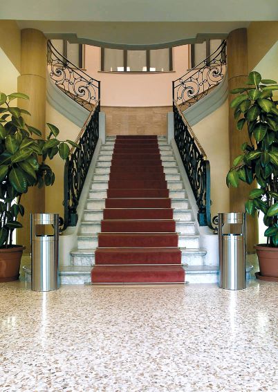 Nox Standascher neben Treppe in Lobby. Edelstahl Papierkorb und Aschenbecher für Innenräume.