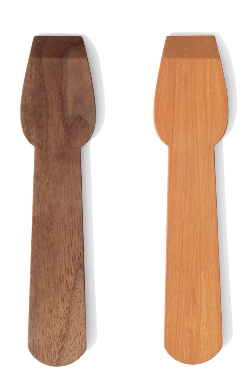 Zwei hölzerne Eislöffel, einer aus Kirschholz, der andere aus dunklerem Holz, auf weißem Hintergrund.