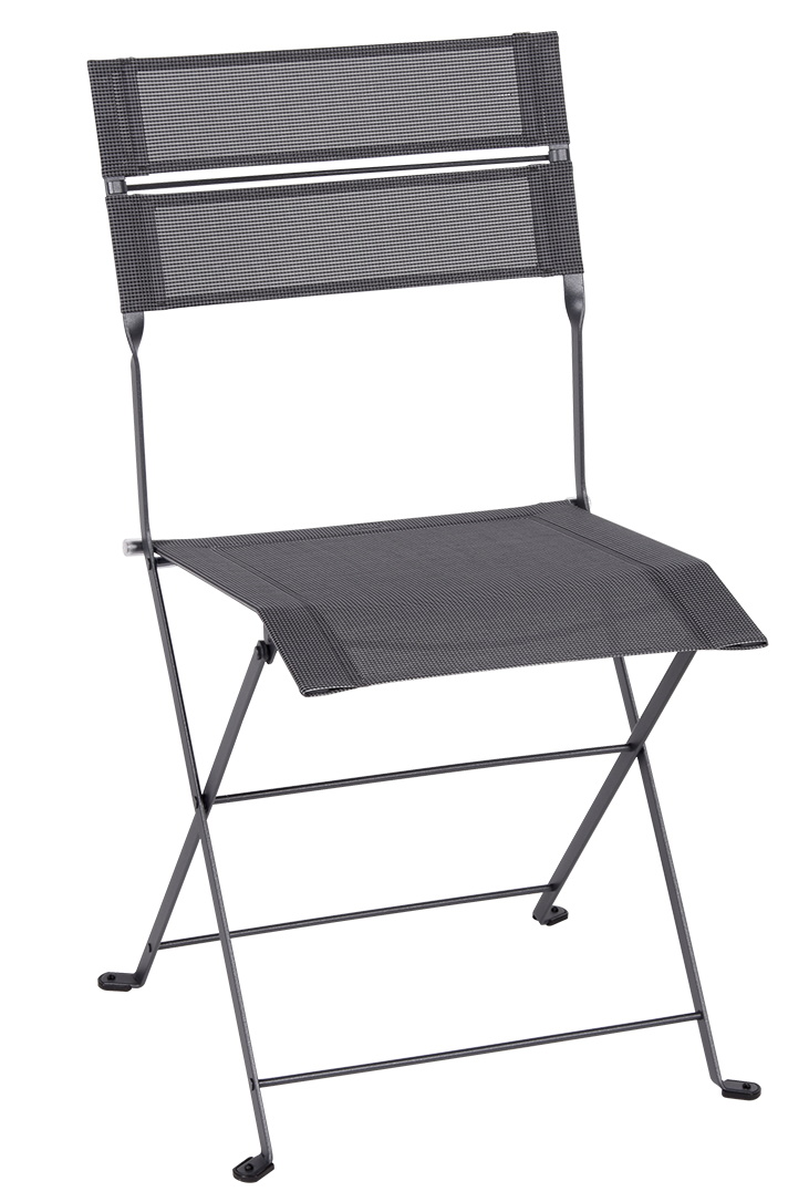 Latitude Stuhl von Fermob, ein grauer, klappbarer Gartenstuhl für den Außenbereich.