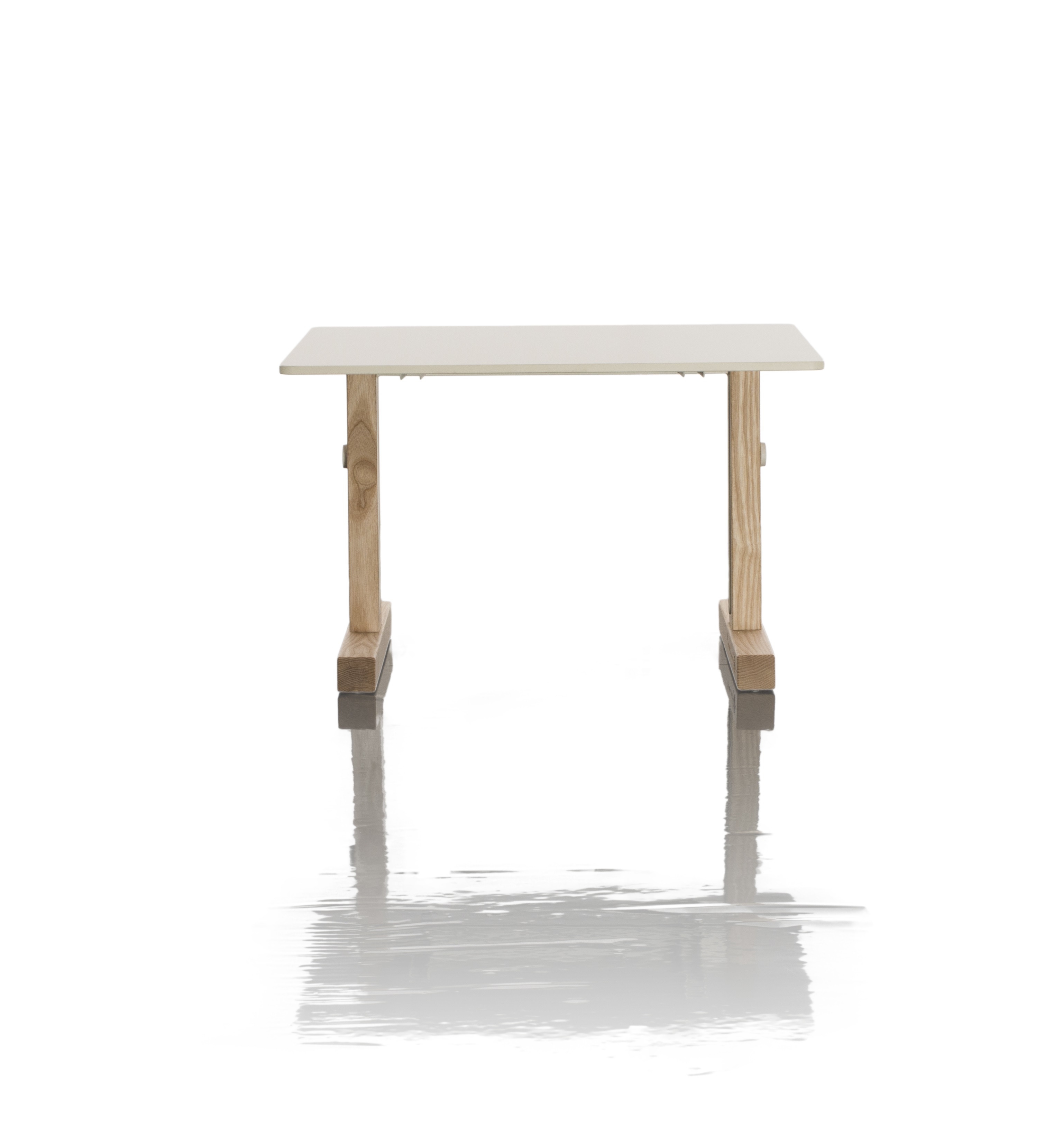 Magis Little Big Table Kindertisch, höhenverstellbarer Schreibtisch mit Holzbeinen und weißer Tischplatte.