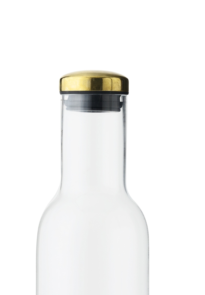 Detailaufnahme der Bottle Collection Wasserkaraffe 0,5 Liter mit goldenem Deckel, ideal für Wasser und Saft.