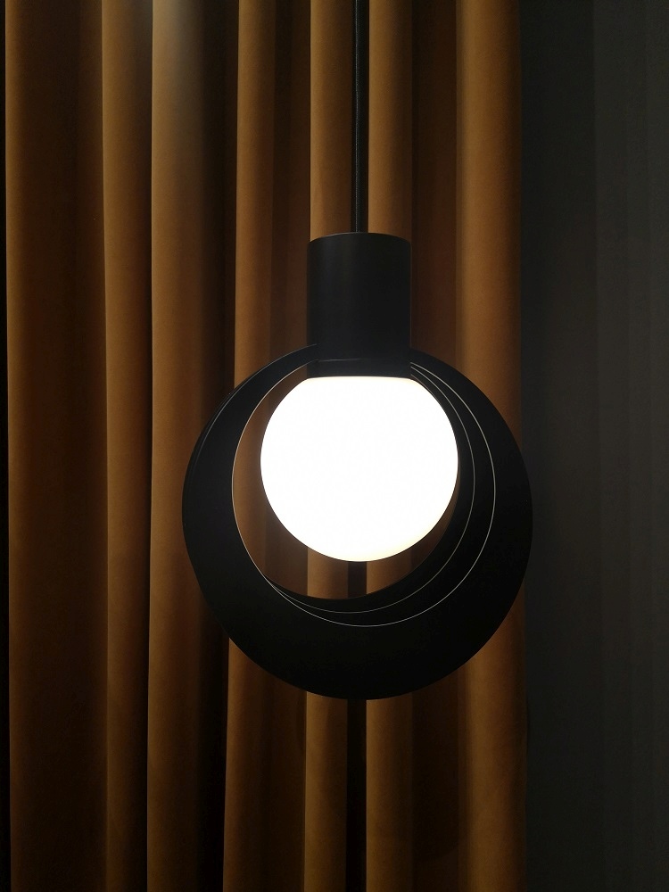 Lunar Pendant Pendelleuchte von Woud, modernes Design mit schwarzem Ring und leuchtender Kugel.