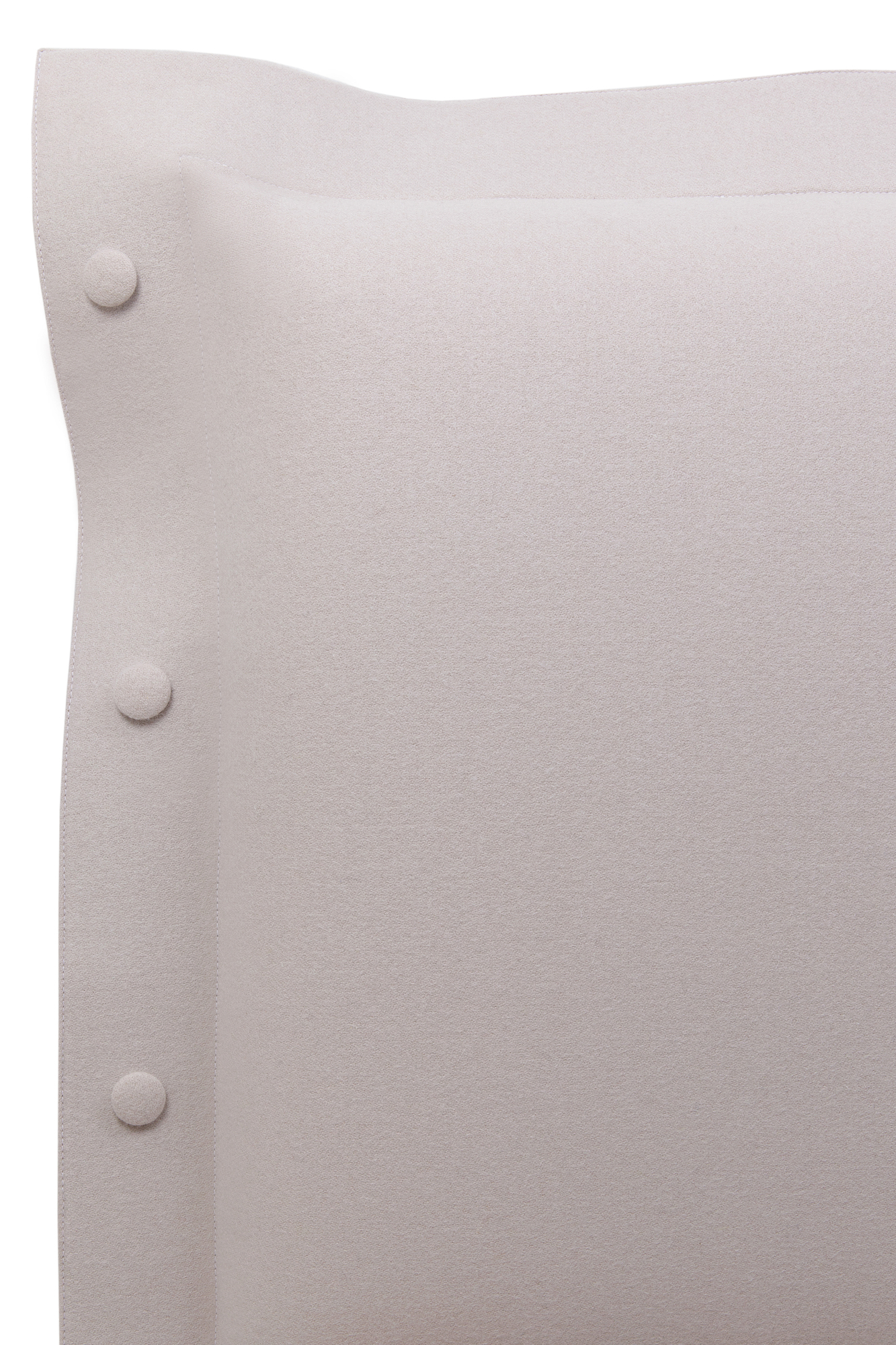 Detailaufnahme des sandfarbenen Kopfteilbezugs mit Knöpfen für das Pure Bett Eiche.