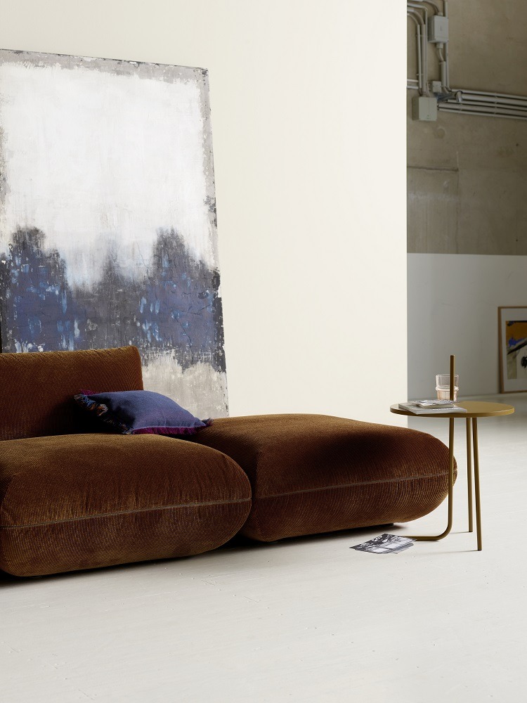 Jalis Cord Sofa in Bernstein: Modulares Sofa mit Cordbezug und kleinem Beistelltisch.