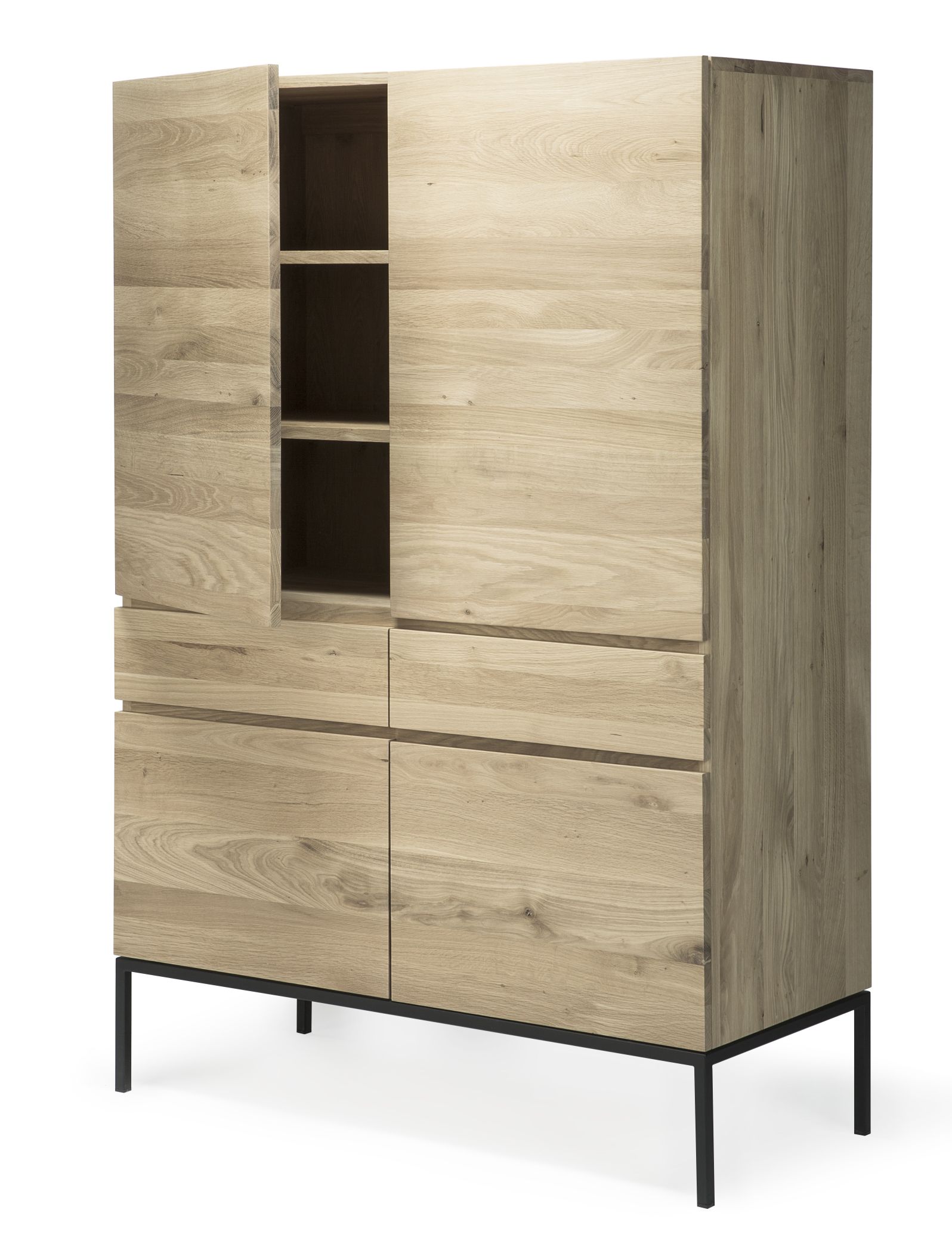 Ligna Hochschrank Eiche Ethnicraft: Moderner Schrank aus Eichenholz mit Schubladen und schwarzem Metallgestell.