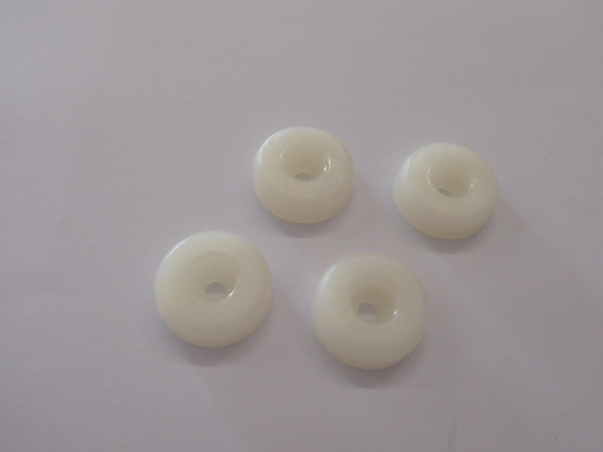 Vier weiße Kunststoffgleiter für Eames Plastic Chair DSW/DAW/DKW, Möbelgleiter, Bodenschutz.