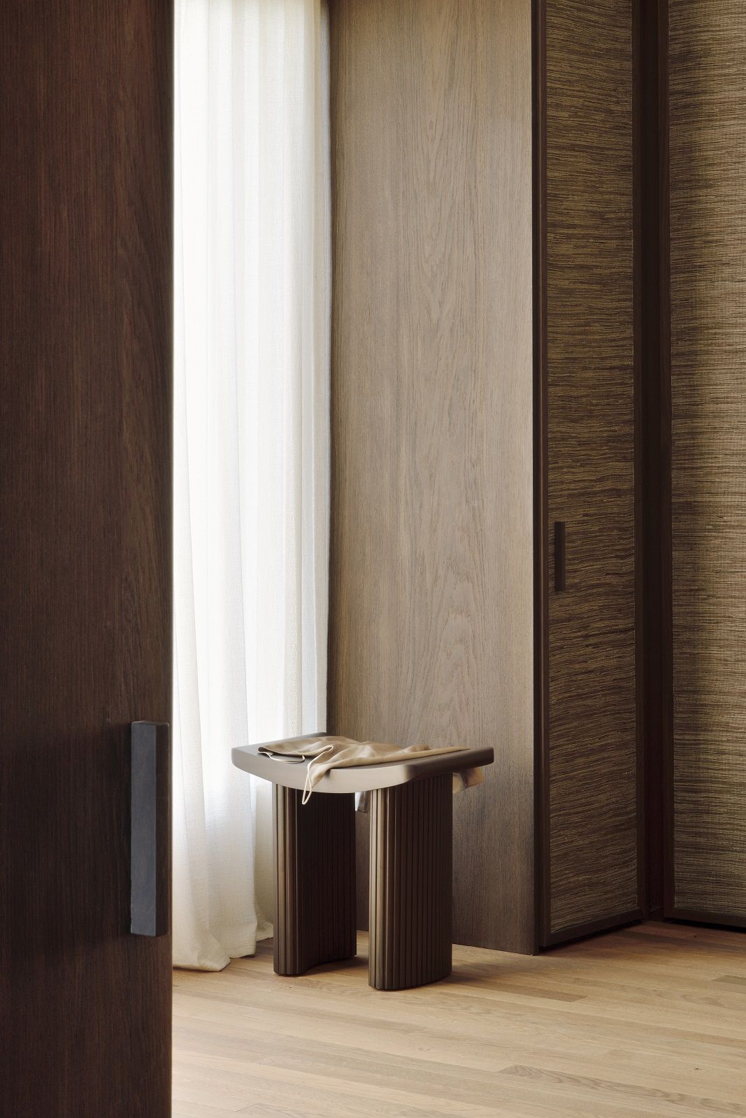 Ethnicraft Roller Max Hocker, dunkelbraun, aus Mahagoni-Holz. Moderner Hocker für Wohnzimmer und Schlafzimmer.