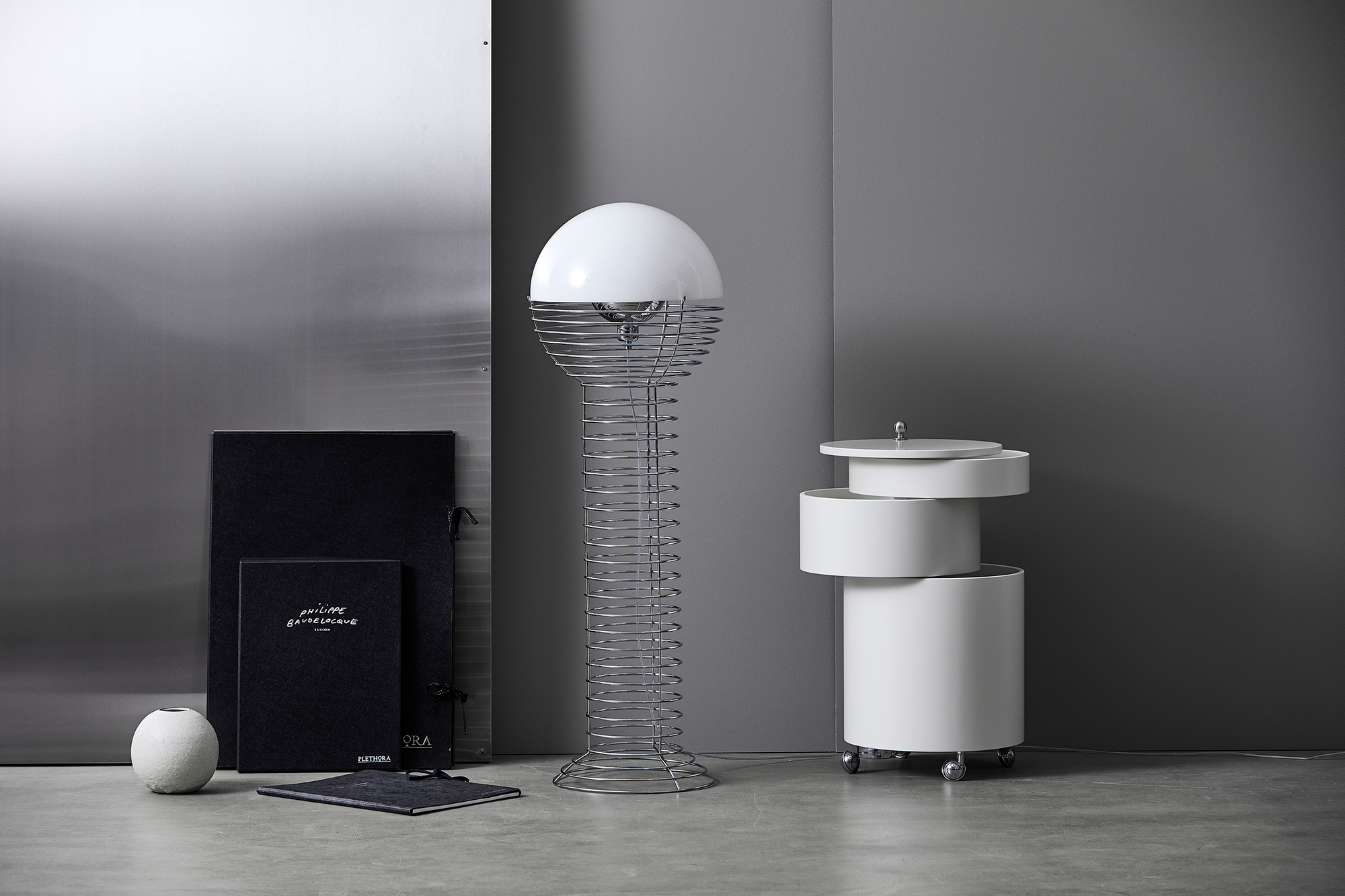 Verpan Wire Stehleuchte mit weißem Kugelschirm und filigranem Drahtgestell, neben weißem Beistelltisch in modernem Ambiente.