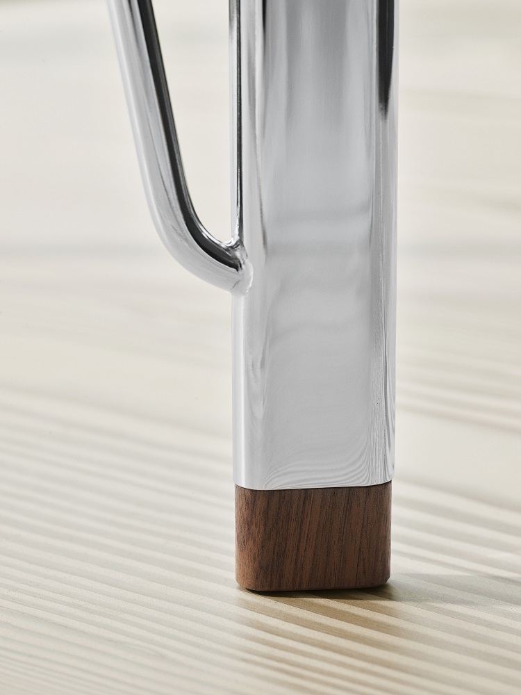 Detailaufnahme des Beins vom Fritz Hansen FH3605 Schreibtisch: Chrom und Holzfuß.