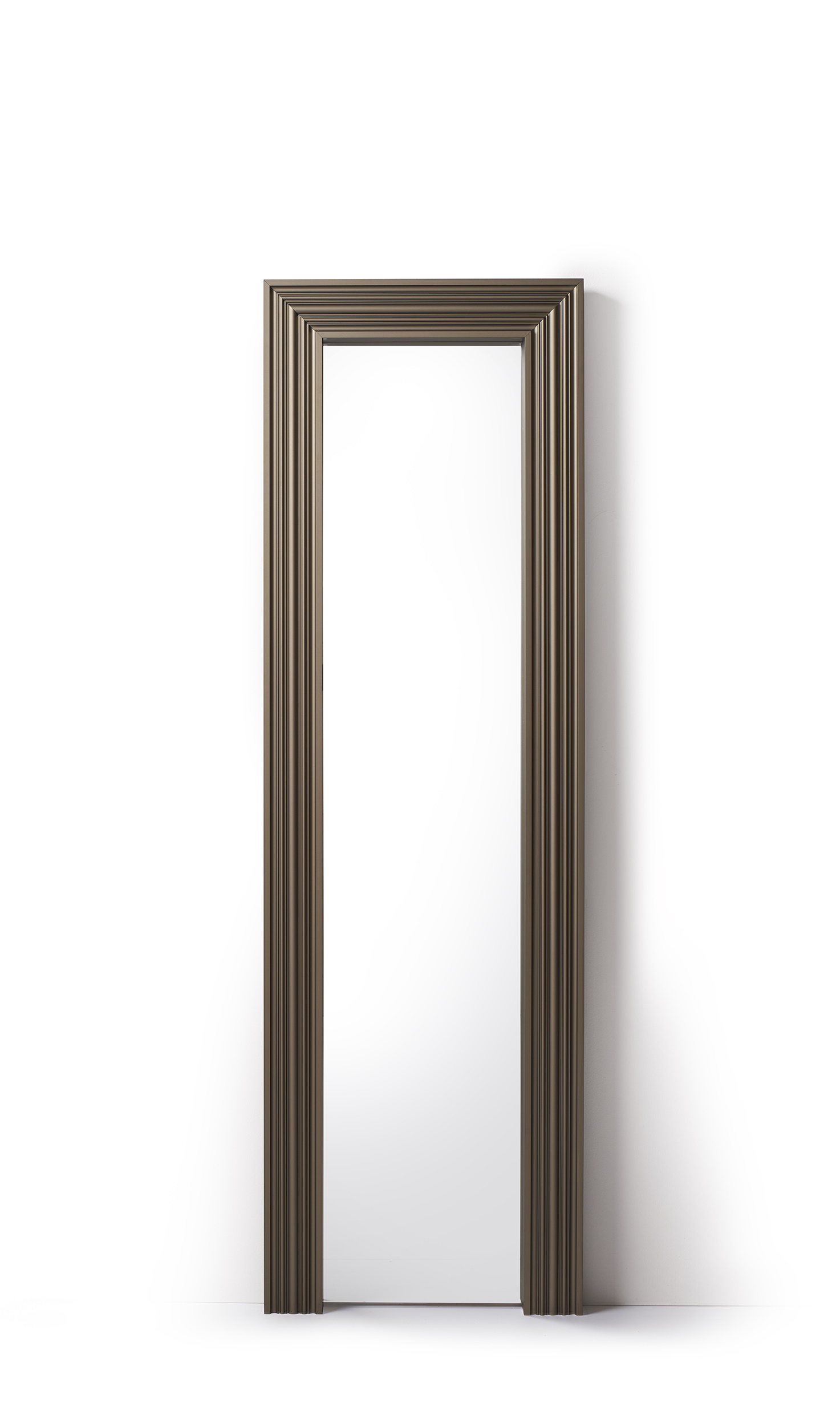 Oodh Standspiegel von Opinion Ciatti: Ganzkörperspiegel mit geriffeltem, bronzefarbenem Rahmen vor weißem Hintergrund.
