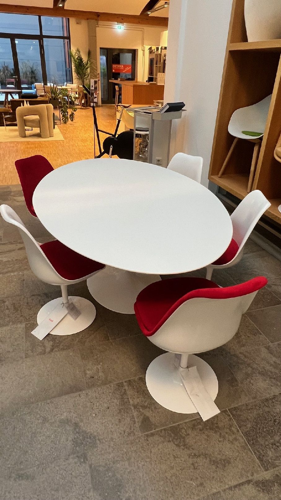 Saarinen Esstisch oval Vorzugskombination B 198 x T 121 x H 74 cm / LAMINAT WEISS Knoll International AUSSTELLUNGSSTÜCK