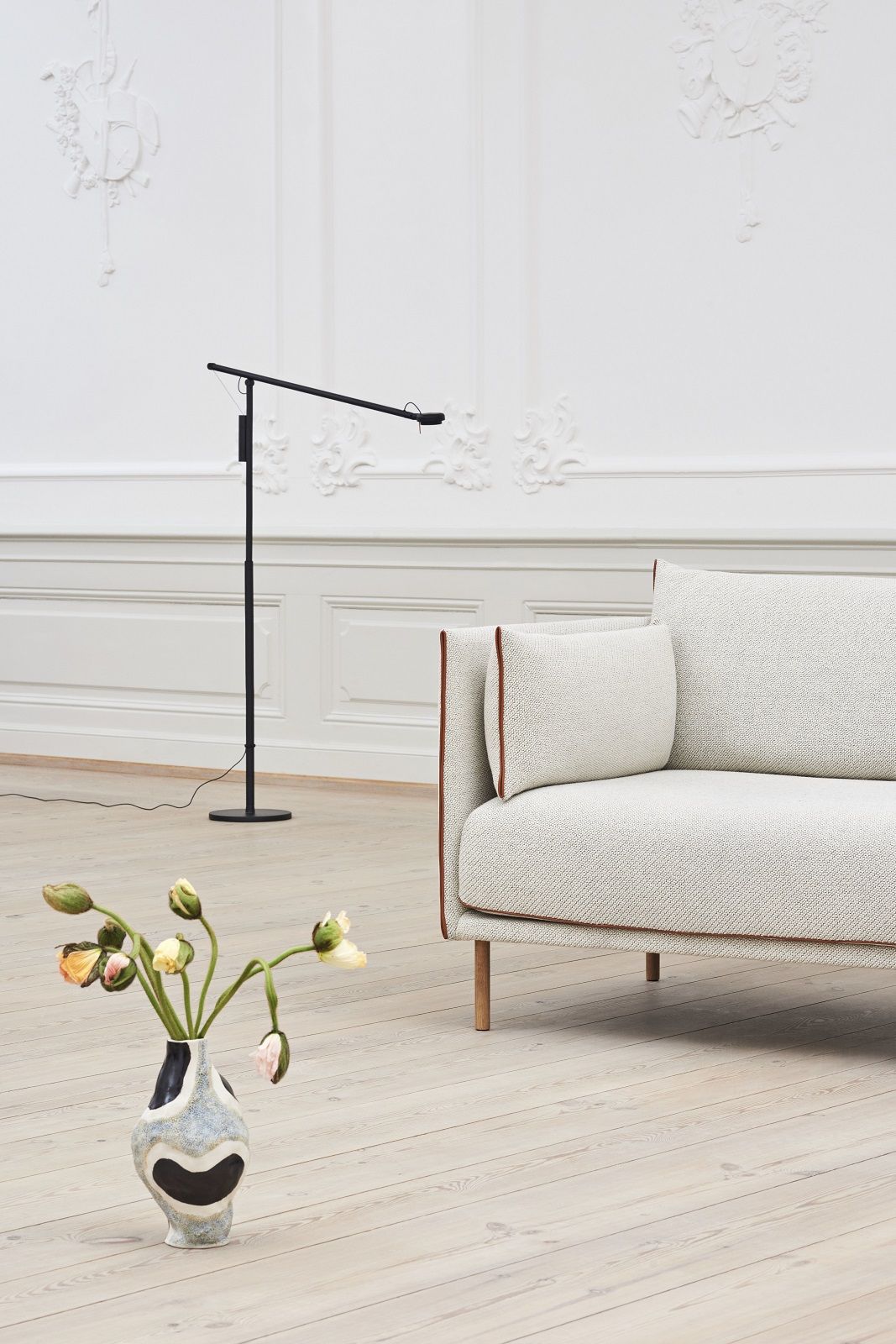 Silhouette Sofa 2-Sitzer Low Hay in hellem Stoff mit braunen Akzenten, modernes Design für Wohnzimmer.