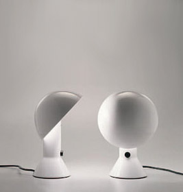 Grüne Elmetto Tischleuchte von Martinelli Luce: Design Lampe für Nachttisch oder Schreibtisch.